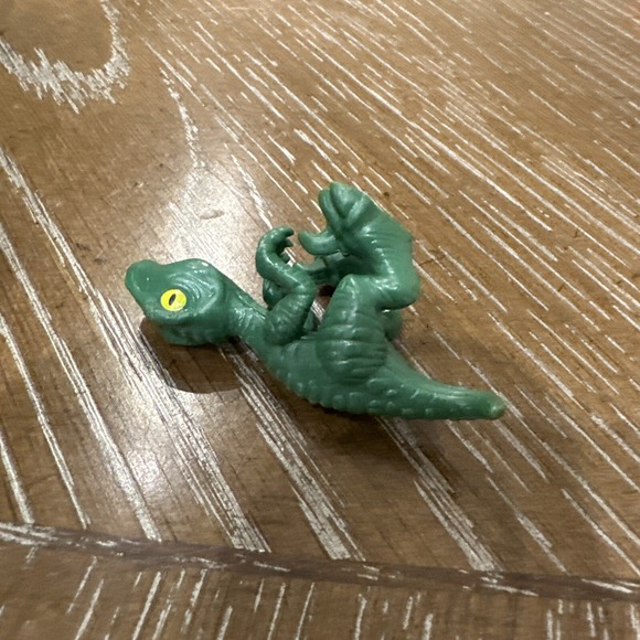 Jurassic World‎ Camp Cretaceous Blue Green Raptor Dinosaur Action Figure 2.5" - Picture 2 of 3